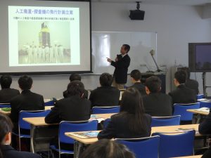 宇宙圏航行システム工学分野　山川宏教授による講義の様子