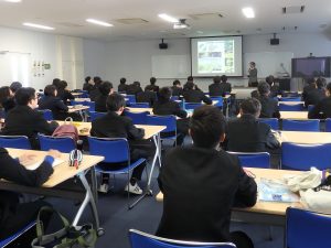 森林圏遺伝子統御分野　矢崎一史副所長による研究所紹介と講義の様子